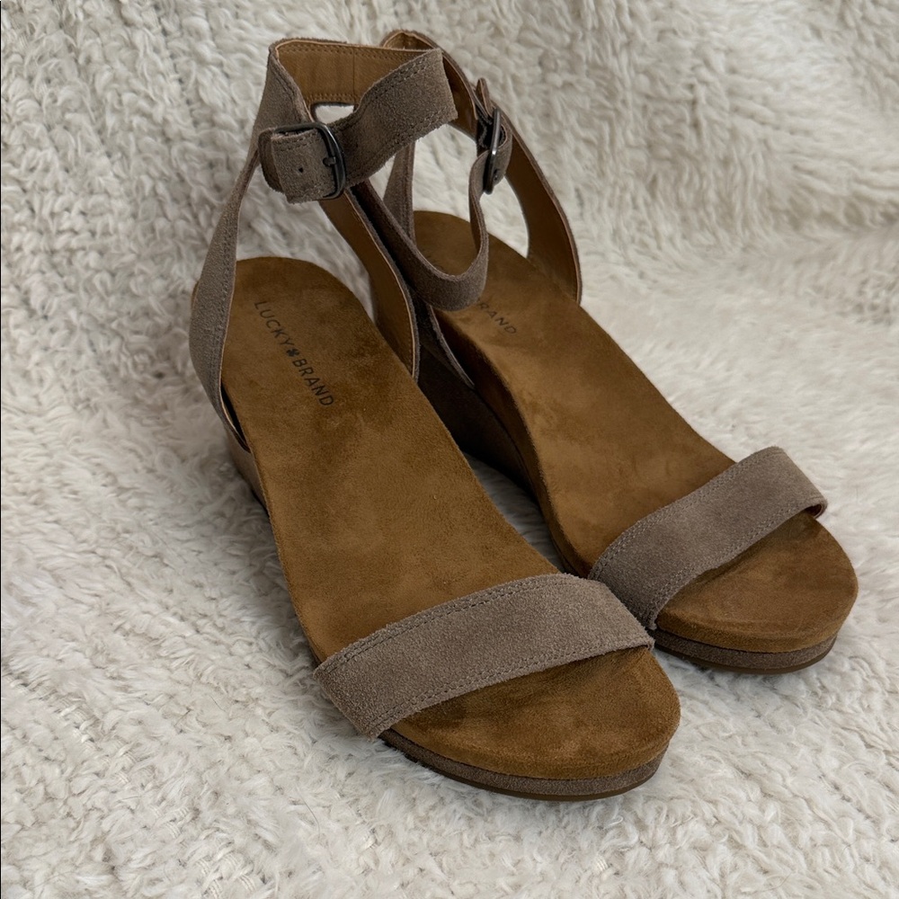 Lucky Brand Women's taupe Suede Wedges size 10